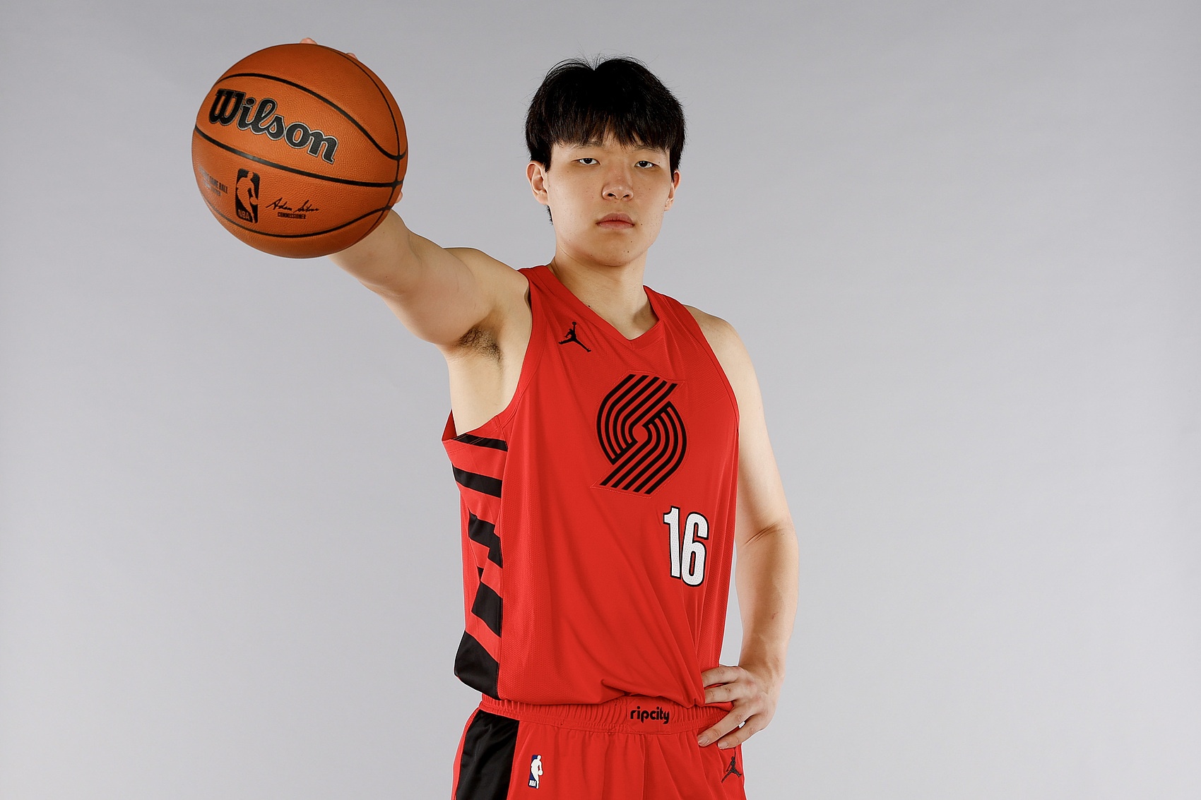 九游正版入口-杨瀚森中锋位列第25引热议：媒体称潜力获印证，仍需务实适应赛场